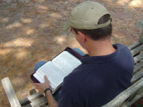 父母小步子女信仰大步 研究:常到教會子女愛讀經