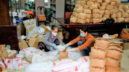 越南總教區發起「以愛抗逆」行動 大米送贈失業家庭