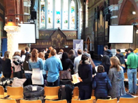 英國25牧師聯署反對首相封教堂 稱弱勢群體需要耶穌