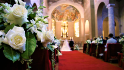 两地疫情缓和宗教活动待遇迥异 香港守限聚令 新加坡百人参婚礼