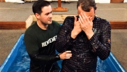 英國第二波疫情鎖城 教堂舉行洗禮警察阻信徒進入