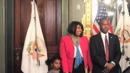 美國住房部長治癒新冠病毒 稱上帝仍掌權　