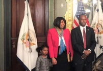 美國住房部長治癒新冠病毒 稱上帝仍掌權