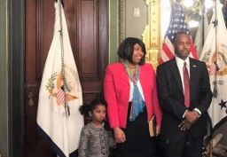 美國住房部長治癒新冠病毒 稱上帝仍掌權　