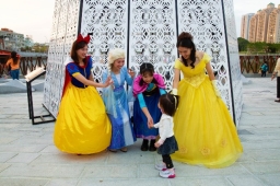 台南聖誕燈節開鑼 豎15尺聖誕樹平安夜報佳音