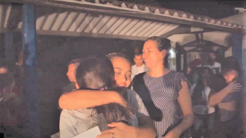 父親遇害家園毀 孤寂女孩過聖誕繪畫愛耶穌