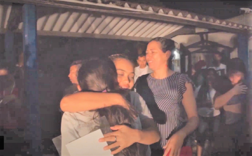 父親遇害家園毀 孤寂女孩過聖誕繪畫愛耶穌