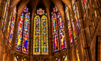 工匠復修十教堂 日光折射玻璃呈現彩繪聖經故事