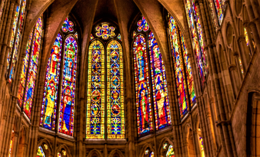 工匠復修十教堂 日光折射玻璃呈現彩繪聖經故事