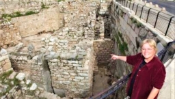 一手聖經一手鐵鏟 考古皇后非議中離世