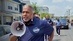 卡姆登市長率醫護上門送疫苗