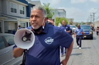 卡姆登市長率醫護上門送疫苗