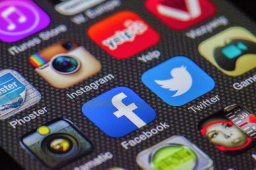 民調研社交媒體影響:4成上癮6成半籲監管