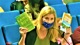 弗州公校男同志意淫書上架 憤怒母親斥違法