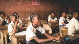 尼日利亞女童悼父親迎聖誕:希望成為醫生拯救人