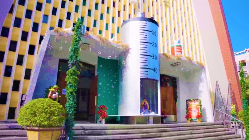 台北聖家堂「巨型針筒」迎聖誕 民眾心靈「注入」愛