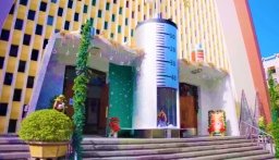 台北聖家堂「巨型針筒」迎聖誕 民眾心靈「注入」愛