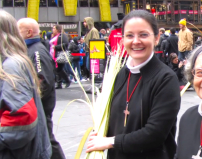 修女也TikTok 前喜劇團演員游走修院與社區