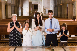 强势家庭10项特征：父母子女一起祈祷读经去教堂