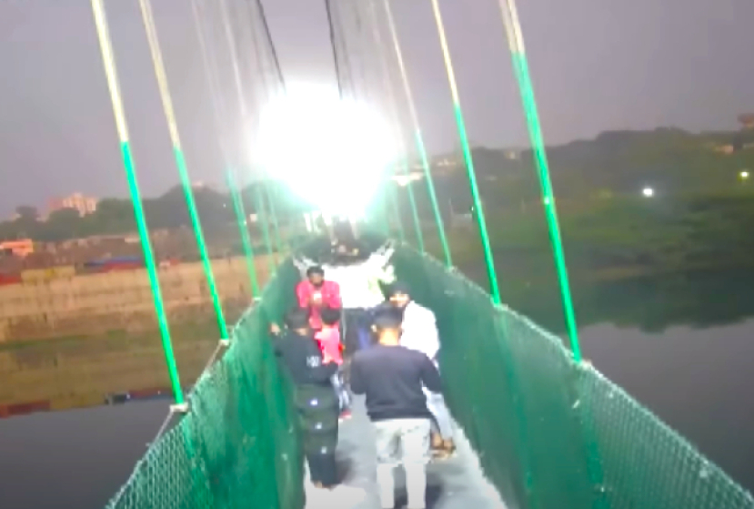 印度吊橋倒塌造成至少141人死亡