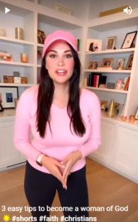 美國名模退出時裝界:雲彩衣裳不及上帝美