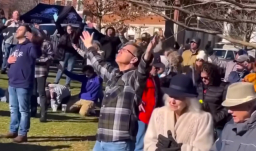 復興之火燃亮校園 阿斯伯里大學爆滿悔改人群