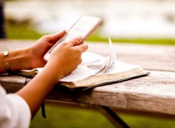 青少年傾向網紅資訊 引導認識聖經真偽