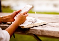 聖經數位化:保護傳統與促進革新之間的平衡