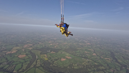 英國60歲牧師克服恐懼高空跳傘 籌款更換教堂屋頂