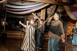 台灣原住民文化亮相巴黎奧運:布農部落短宣隊街頭音樂佈道