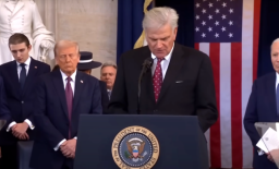 「他的麥克風影響力巨大」葛福臨牧師勸特朗普不要使用粗俗言語