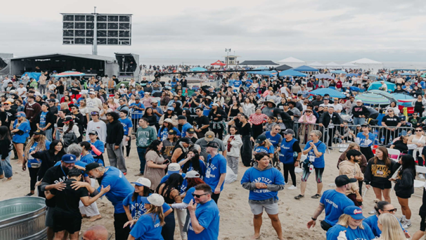 美國看見復興！7700人南加州海灘同步洗禮