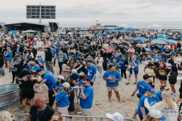 美國看見復興！7700人南加州海灘同步洗禮