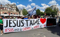 法國「為耶穌而行」盛況空前 逾六萬人上街見證信仰