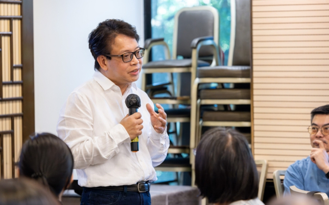 AI是工具还是威胁? 关瑞文提出第三进路——与AI
