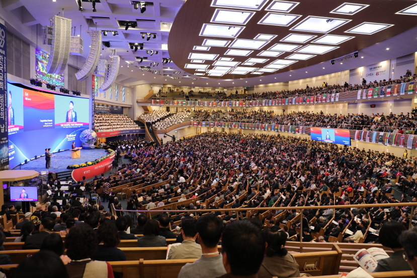 世界福音派联盟大会首日与韩国教会数千人合一敬拜场面震撼
