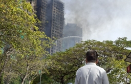 信徒專程到大埔宏福苑火災現場禱告 堅信神介入改變困境